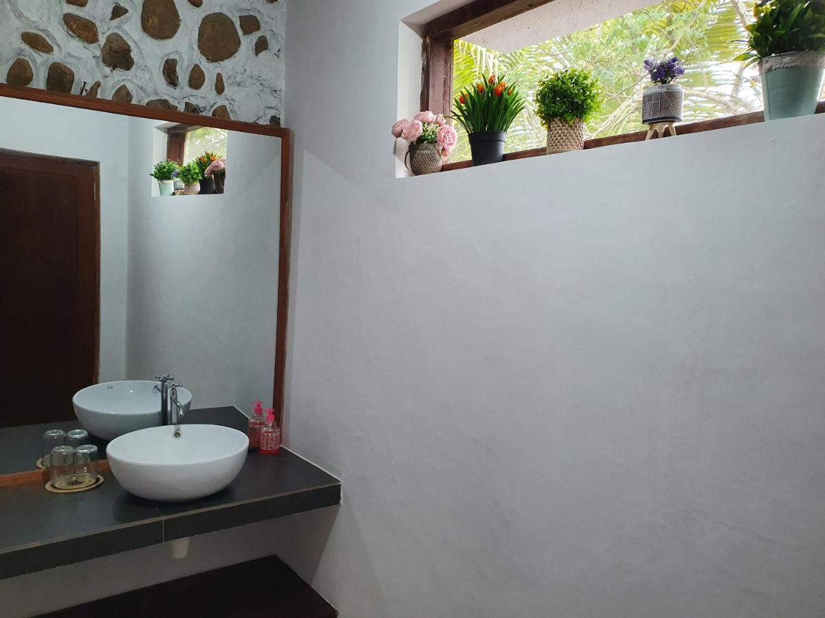 Amban Beach House マノクワリ エクステリア 写真